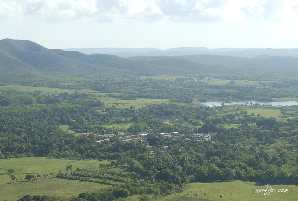 Paisaje del noroeste de la provincia Mayabeque desde el mirador de la Sierra de Camarones Paisaje del noroeste de la provincia Mayabeque desde el mirador de la Sierra de Camarones