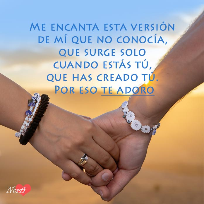 Me encanta esta versión de mí que no conocía, que surge solo cuando estás tú, que has creado tú. Por eso te adoro Dos manos de un hombre y una mujer enlazadas
