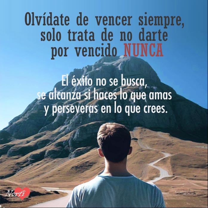 Persona de espaldas mirando el camino que sube a una montaña
