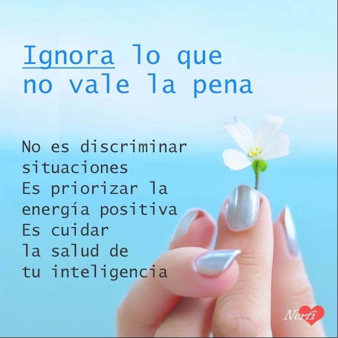 Mano de mujer con una flor
