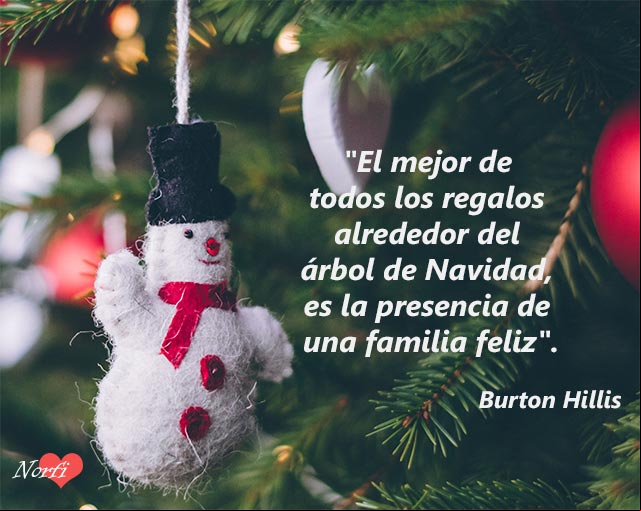 El mejor de todos los regalos alrededor de cualquier árbol de Navidad es la presencia de una familia feliz l mejor de regalos en Navidad