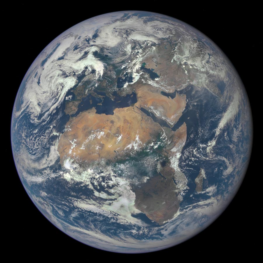 Foto de África y Europa tomada con la cámara del satélite DSCOVR de la NASA, en julio del 2017. #FotosNASA Foto de África y Europa desde el espacio