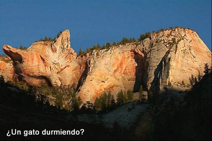 Desgaste de una colina que parece un enorme gato dormido Desgaste de una colina que parece un enorme gato dormido