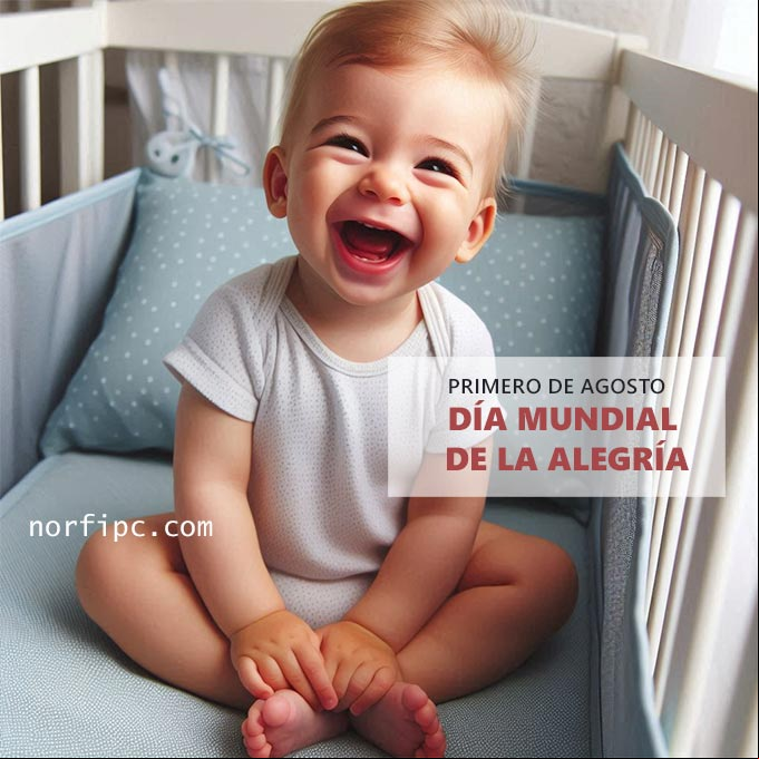 Bebe sentado en su cuna riéndose