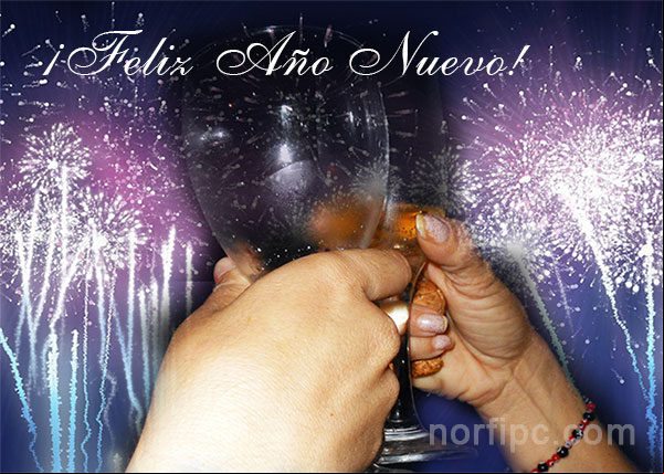 Brindando con vino espumoso a fin de año Brindando con vino espumoso a fin de año