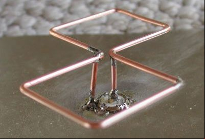 Detalle de la conexión del rombo en una antena Biquad para Wi-Fi Detalle de la conexión del rombo en una antena Biquad para Wi-Fi